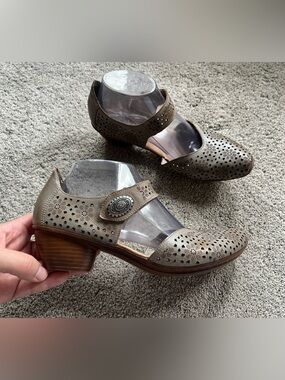 Rieker Antistress Mirjam Sandals Size 40 Gray Taupe Low Heel Mary-Jane Pump